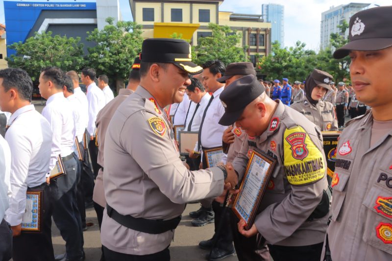 36 Polisi dan 2 Masyarakat Terima Penghargaan dari Kapolresta Bandar Lampung