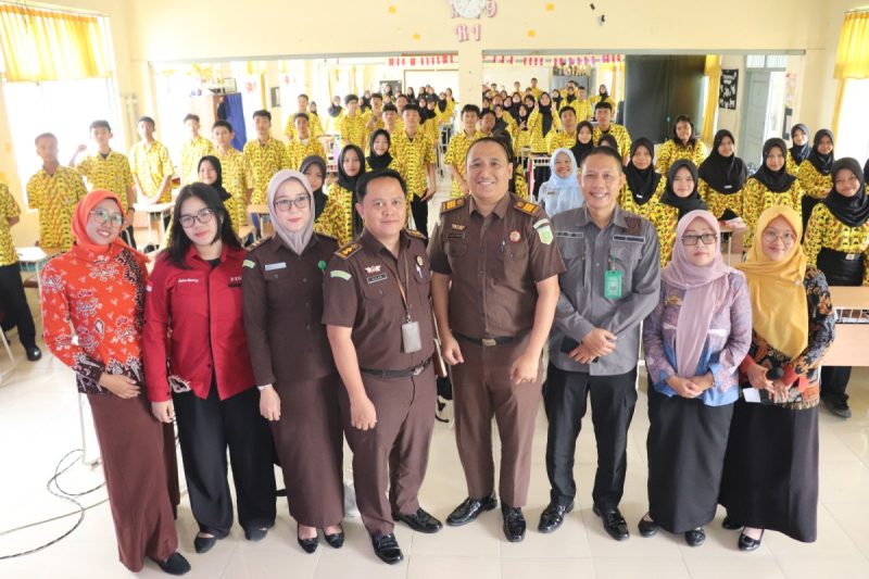 Penkum Kejati Lampung Ajak Pelajar SMAN 15 Bandar Lampung Kenali Hukum dan Jauhi Hukuman