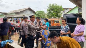 Aksi Sosial Polisi di Bandar Lampung, Bantu Bersihkan Lumpur Hingga Bagikan Nasi Bungkus di Lokasi Terdampak Banjir