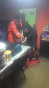 Pemkot Bandar Lampung Bantu Warga Bersihkan Lumpur Sisa Banjir