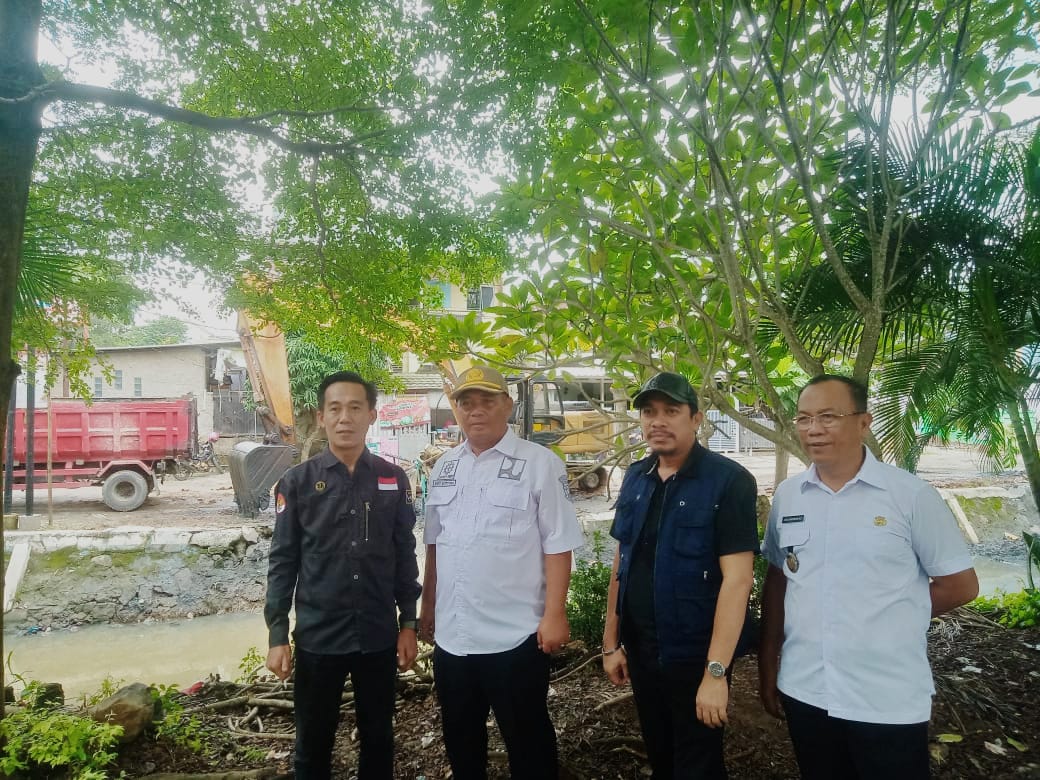 Kepala Dinas PU Kota Bandar Lampung Dedi Sutioso saat mengawal proses pengerukan. Dok : detik