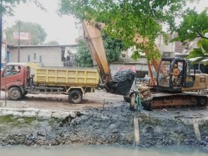 Dinas PU Bandar Lampung Lakukan Normalisasi Sungai di Perumahan Taman Prasanti 2 untuk Cegah Banjir