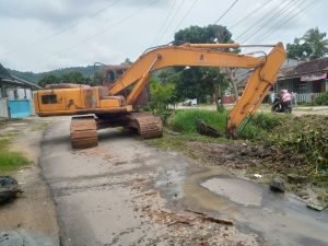 Dinas PU Bandar Lampung Turunkan Ekskavator, Bersihkan Talud di Nusantara Permai dari Sedimen dan Tumbuhan Liar