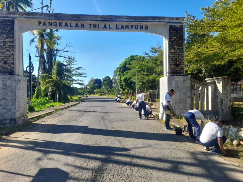 Wujudkan Lingkungan Sehat, Lanal Lampung Gelar Aksi Jum’at Bersih di Piabung