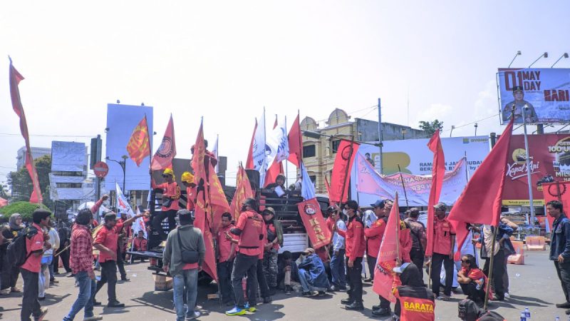 May Day 2025, Ratusan Buruh Lampung Suarakan Keresahan dan Tuntutan di Tugu Adipura