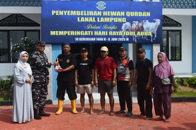 Lanal Lampung Kurbankan 10 Hewan di Hari Raya Iduladha: Danlanal Ajak Tingkatkan Keikhlasan dan Solidaritas