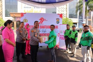 Sambut Hari Bhayangkara ke-79, Driver Ojol di Bandar Lampung Dapat Sembako dan Cek Kesehatan Gratis dari Polisi