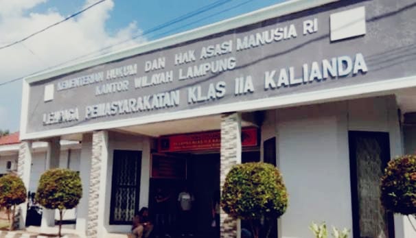 Kalapas Kalianda Akui Napi Gunakan HP Dibalik Jeruji Besi, Tapi Klarifikasinya Dinilai Aneh dan Lemahkan Kredibilitas Lapas