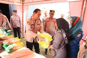 Polres Lampung Utara Gelar Gerakan Pangan Murah, 2 Ton Beras Ludes Diserbu Warga