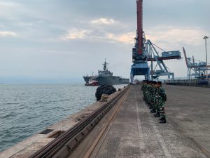 Lanal Lampung Sambut Kedatangan Kapal Perang Jepang JS Osumi di Pelabuhan Panjang