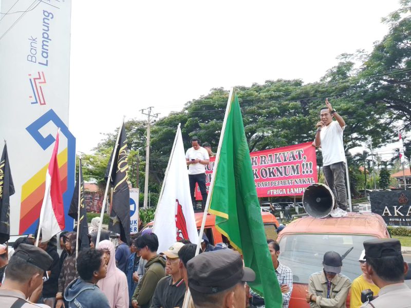 Triga Lampung Gelar Aksi, Meminta Empat Direktur Bank Lampung diGanti. 